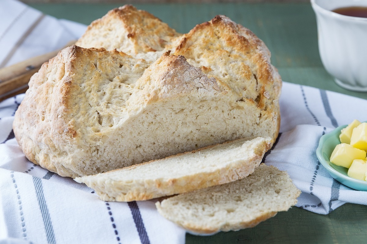 Рецепт простого белого хлеба. Содовый хлеб Ирландия. Ирландский хлеб на соде. Домашний хлеб. Хлеб для бутербродов.